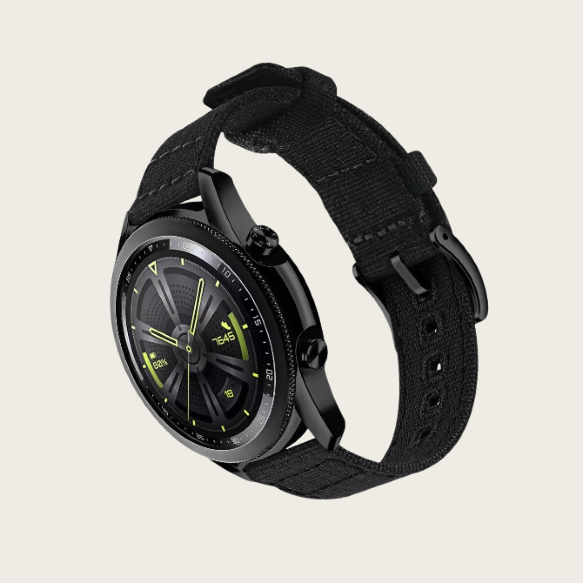 Smartwatch nero con cinturino nero. L'orologio è su uno sfondo crema.