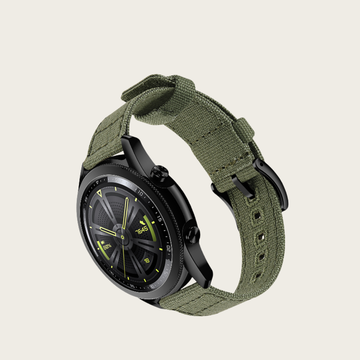 Schwarze Smartwatch mit grünem Stoffarmband, zeigt Uhrzeit und Akkuprozentsatz vor hellem Hintergrund.