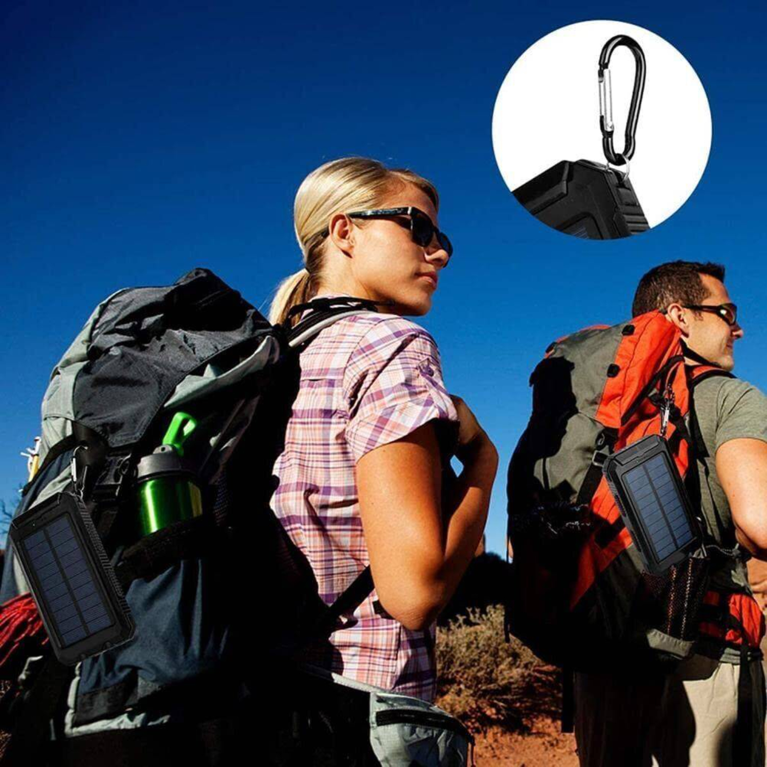 Zwei Wanderer mit Rucksäcken, Solarpanels befestigt. Einer hat einen Karabiner. Sonnige Szene im Freien.