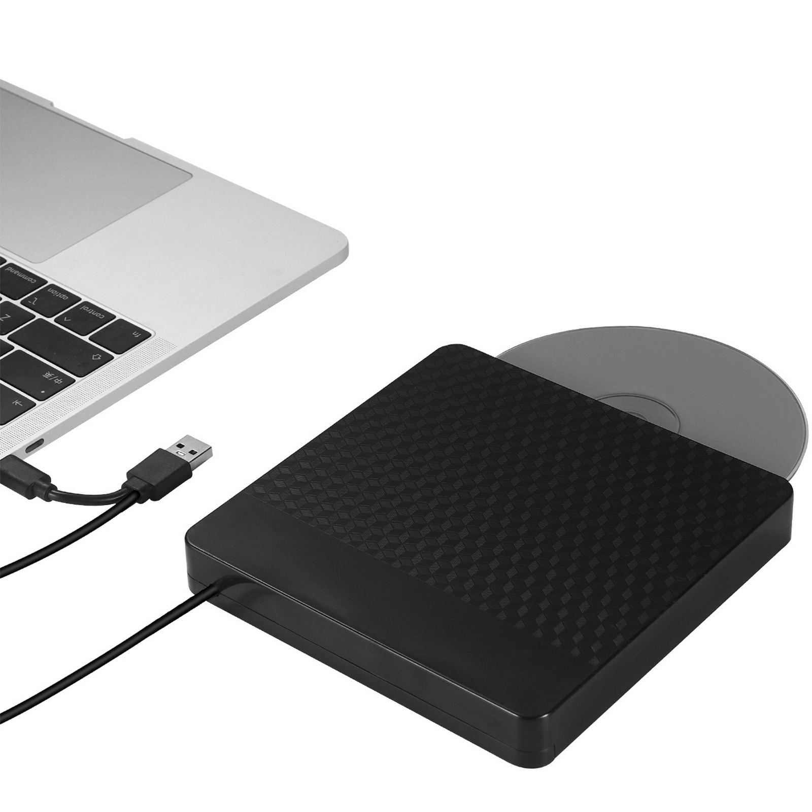 Schwarzes externes CD/DVD-Laufwerk, das über ein USB-Kabel an einen Laptop angeschlossen ist, eine CD ist eingelegt.