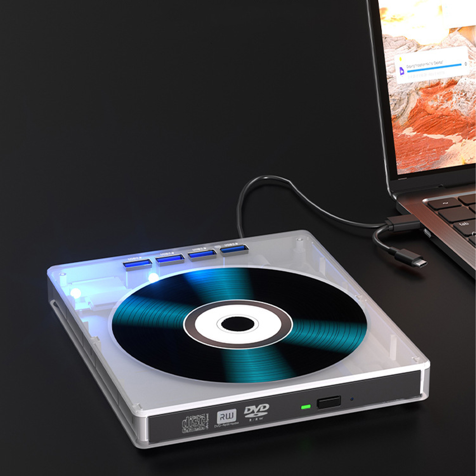 Ein tragbarer DVD/CD-Brenner, der über ein USB-Kabel mit einem Laptop verbunden ist.