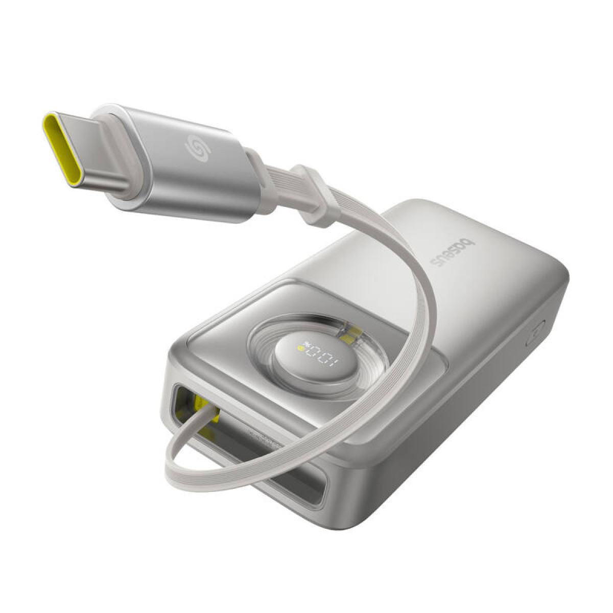 Banco de energía plateado con cable USB-C conectado, mostrando 100% de carga.