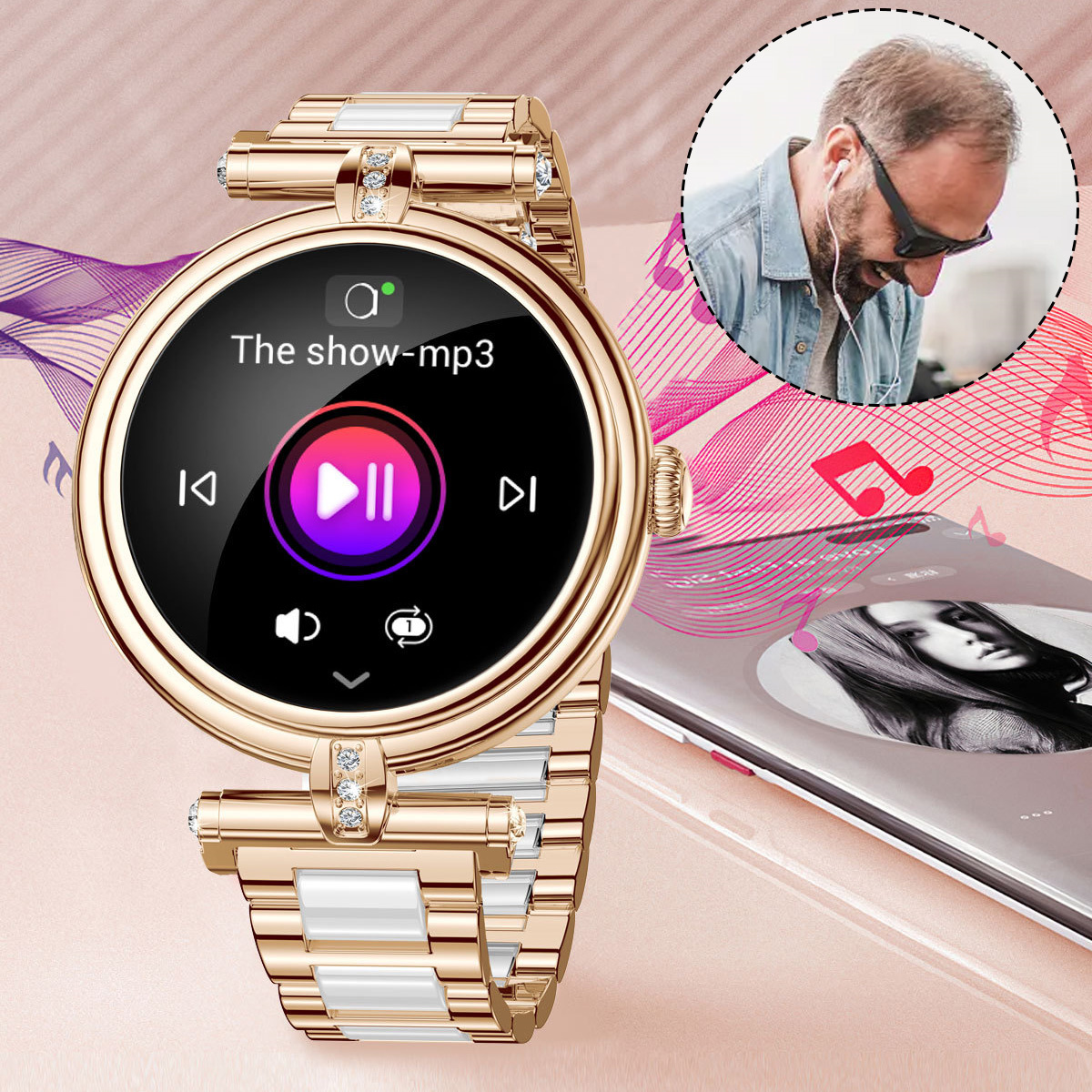 Eine gold-weiße Smartwatch mit Musik-Player-Oberfläche und einem Mann, der im Hintergrund Musik hört.