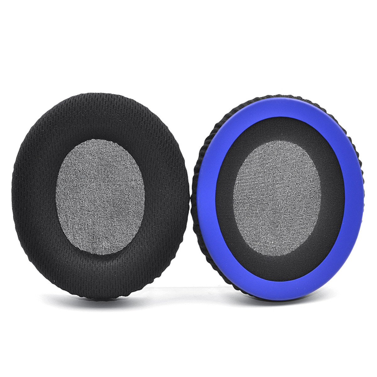 Due cuscinetti per le orecchie neri e blu. Uno è nero e l'altro ha un anello blu.