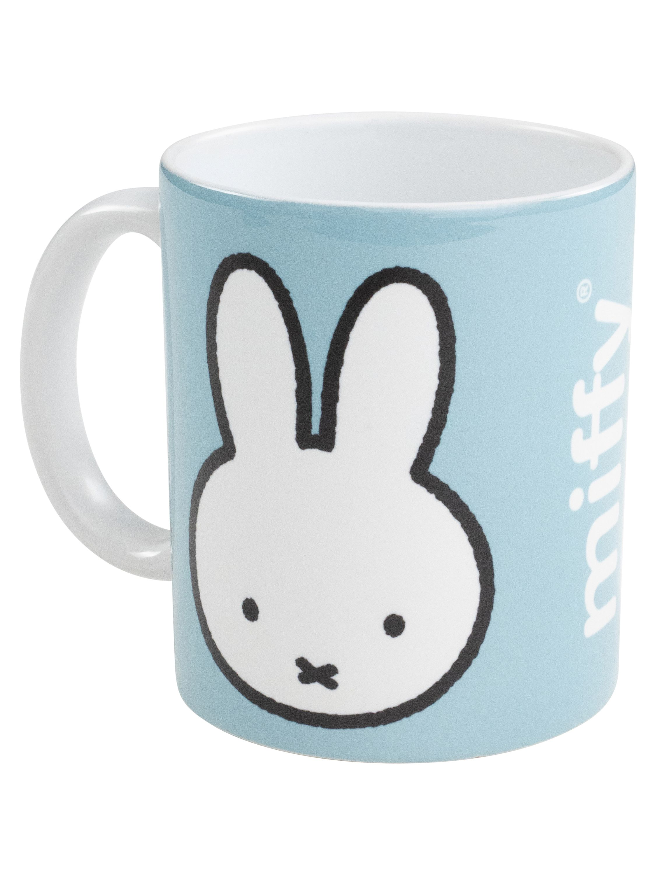 Eine hellblaue Tasse mit weißem Henkel, mit Miffy-Hasenfigur.