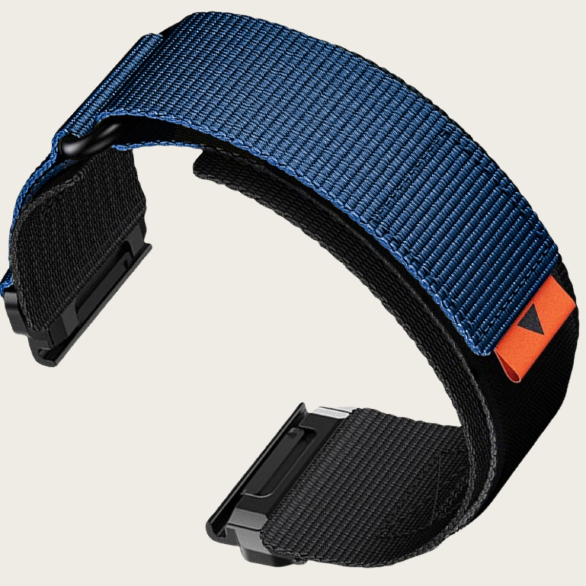 Blaues und schwarzes Uhrenarmband. Das Band hat schwarze Befestigungen und einen orangefarbenen Akzent. Weißer Hintergrund.