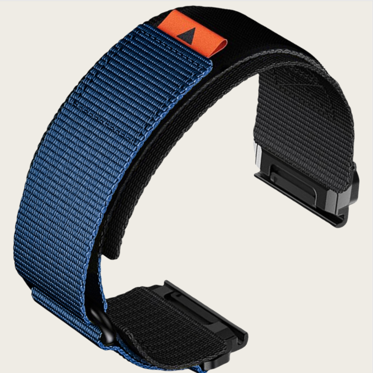 Blaues und schwarzes Uhrenarmband mit orangefarbenem Akzent. Details des Verschlusses sichtbar. Weißer Hintergrund.