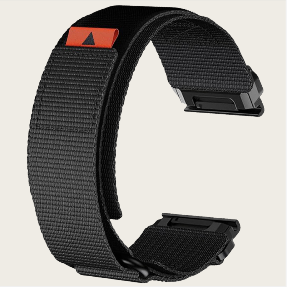 Schwarzes Uhrenarmband mit einem orangefarbenen Anhänger. Es hat einen Schnallenverschluss.
