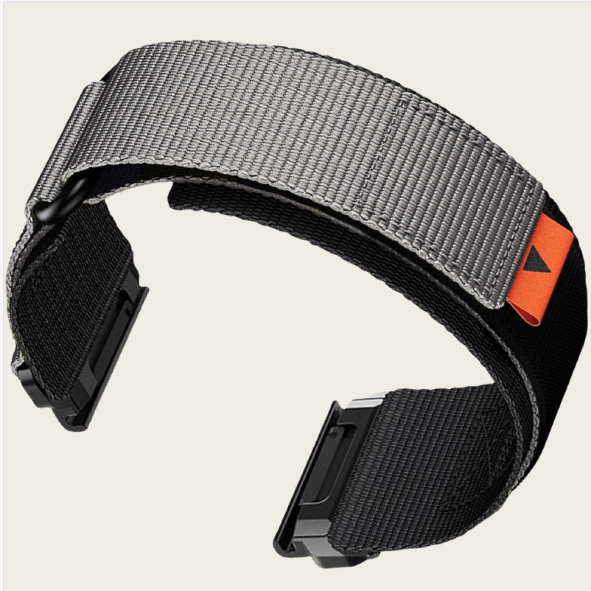 Ein schwarzes und graues Uhrenarmband. Es hat einen Metallverschluss und ein orangefarbenes Dreieck.