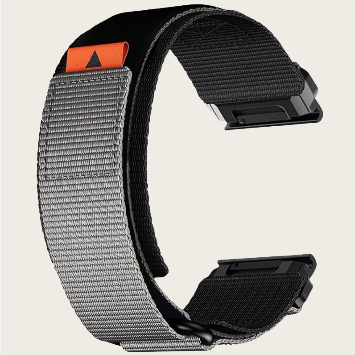 Ein schwarzes und graues Armband mit einem orangefarbenen Reiter und zwei schwarzen Schnallen.