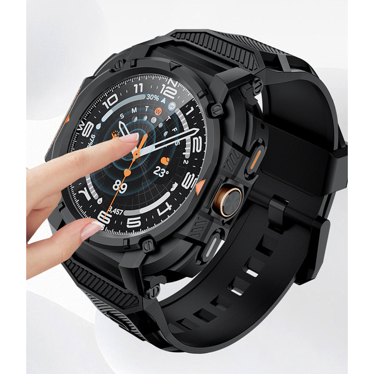 Smartwatch nero con un dito che tocca lo schermo. Sfondo bianco.