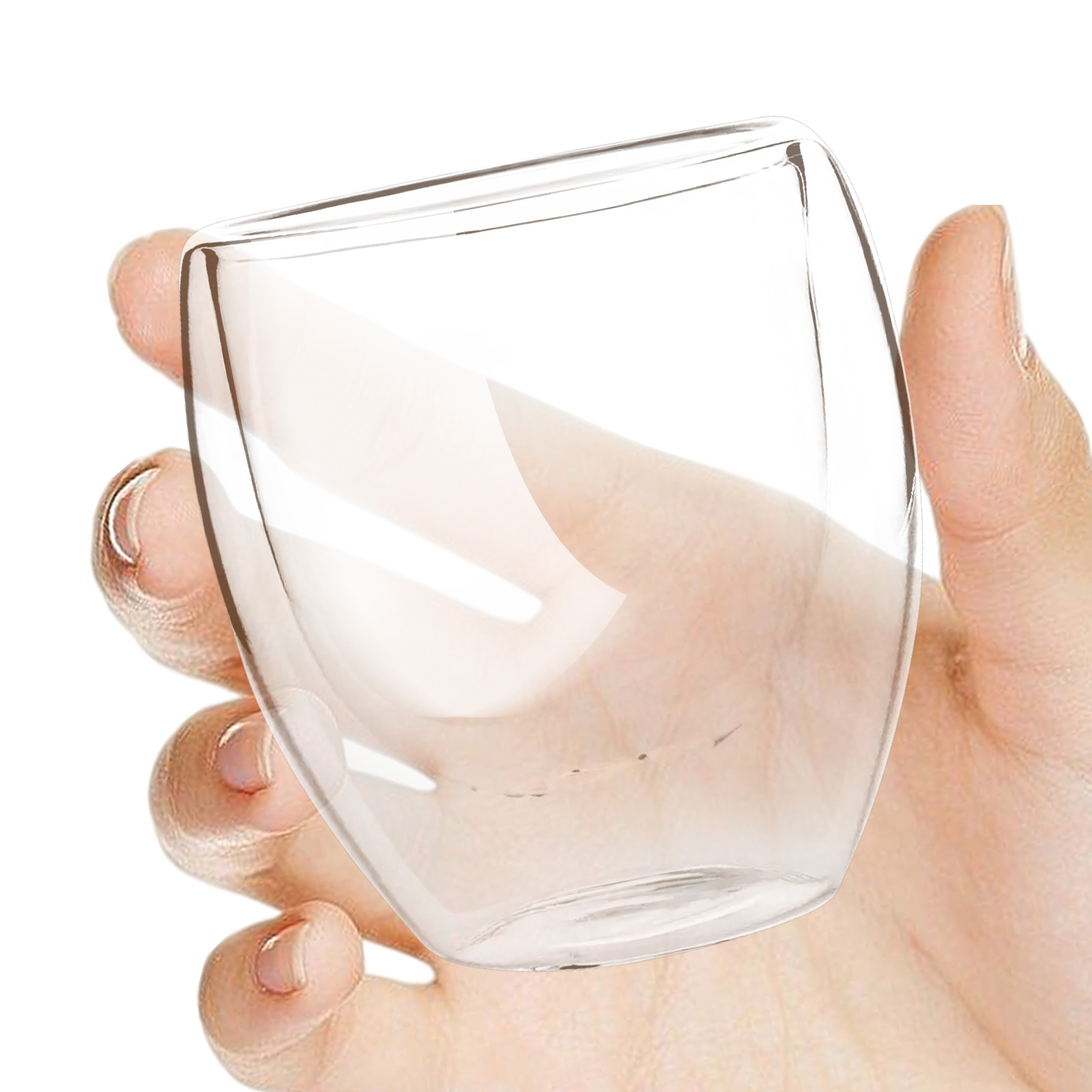 Eine Hand, die ein klares Glas hält. Das Glas hat eine Doppelwand und ist leer.