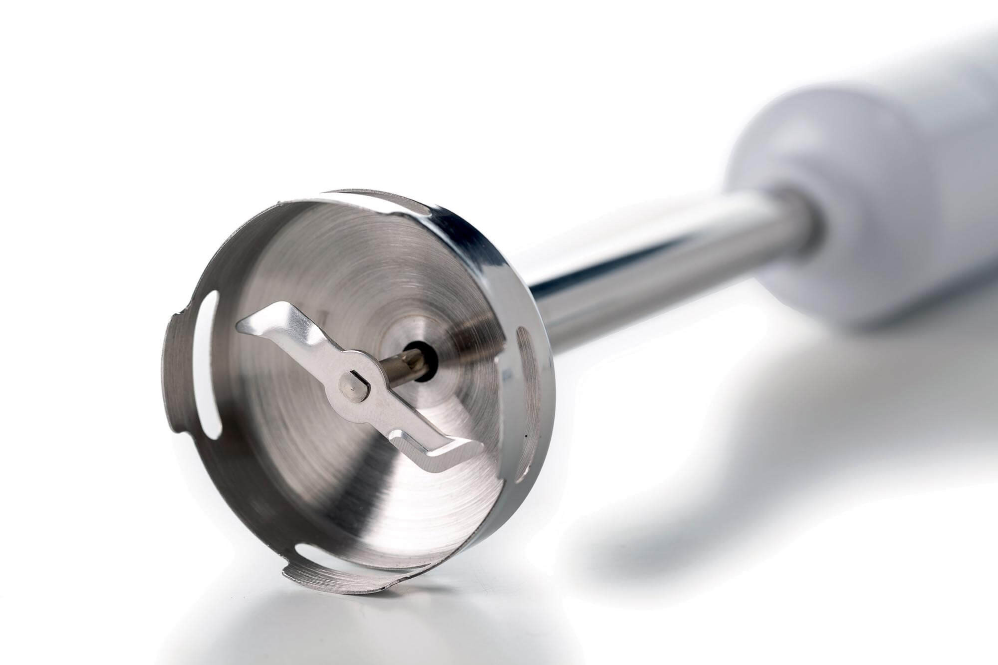 Zbliżenie ostrza blendera ręcznego. Materiał ze stali nierdzewnej. Białe tło.