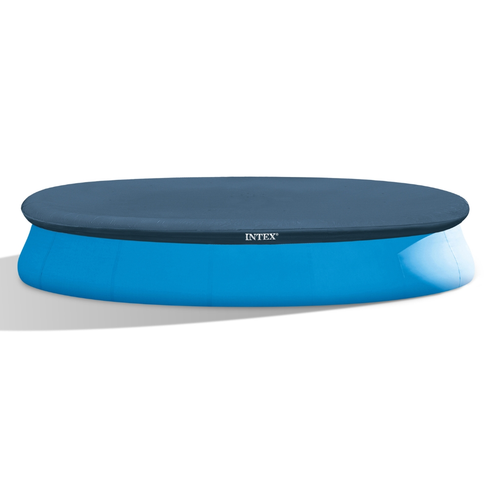 Blauer Intex-Pool mit dunkelblauer Abdeckung. Der Pool ist leer und abgedeckt.