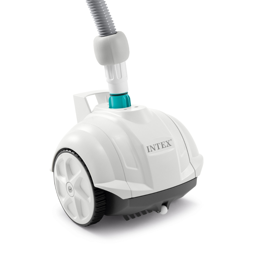 Witte zwembadreiniger met slang en wielen. Het 'INTEX'-logo is zichtbaar.