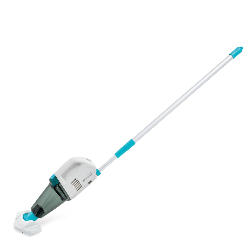 Een witte en blauwgroene zwembadstofzuiger met een lange verlengstok, klaar om te reinigen.