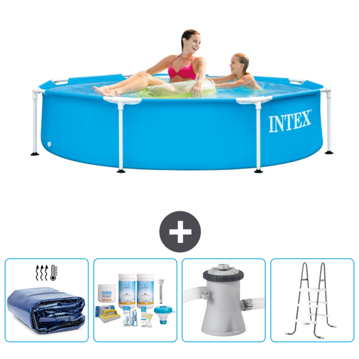 Deux femmes dans piscine bleue. Accessoires: couverture, produits chimiques, filtre, échelle.