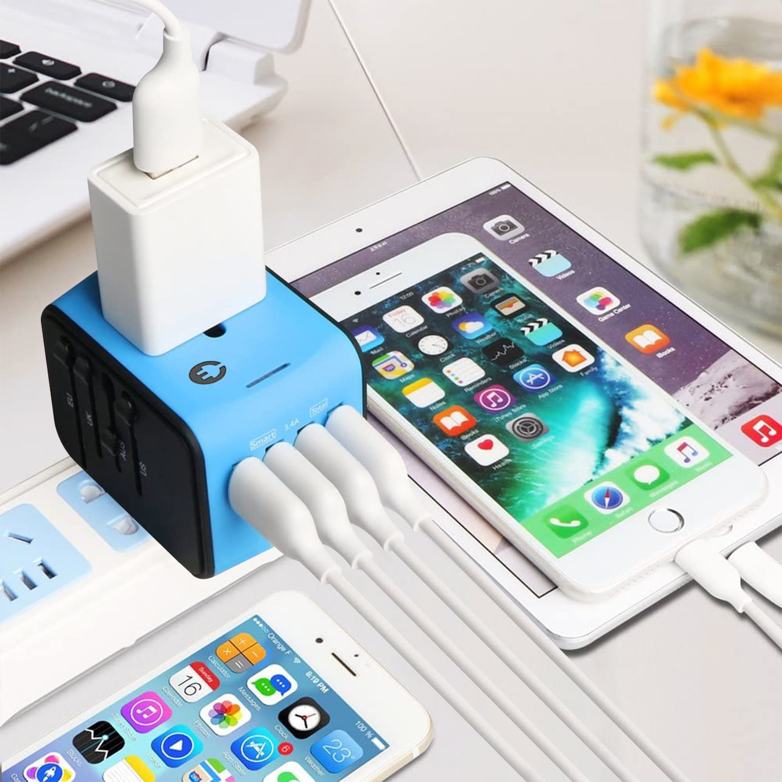 Ein blauer und schwarzer Universal-Reiseadapter, der mehrere Telefone und Tablets auf einer weißen Oberfläche auflädt.