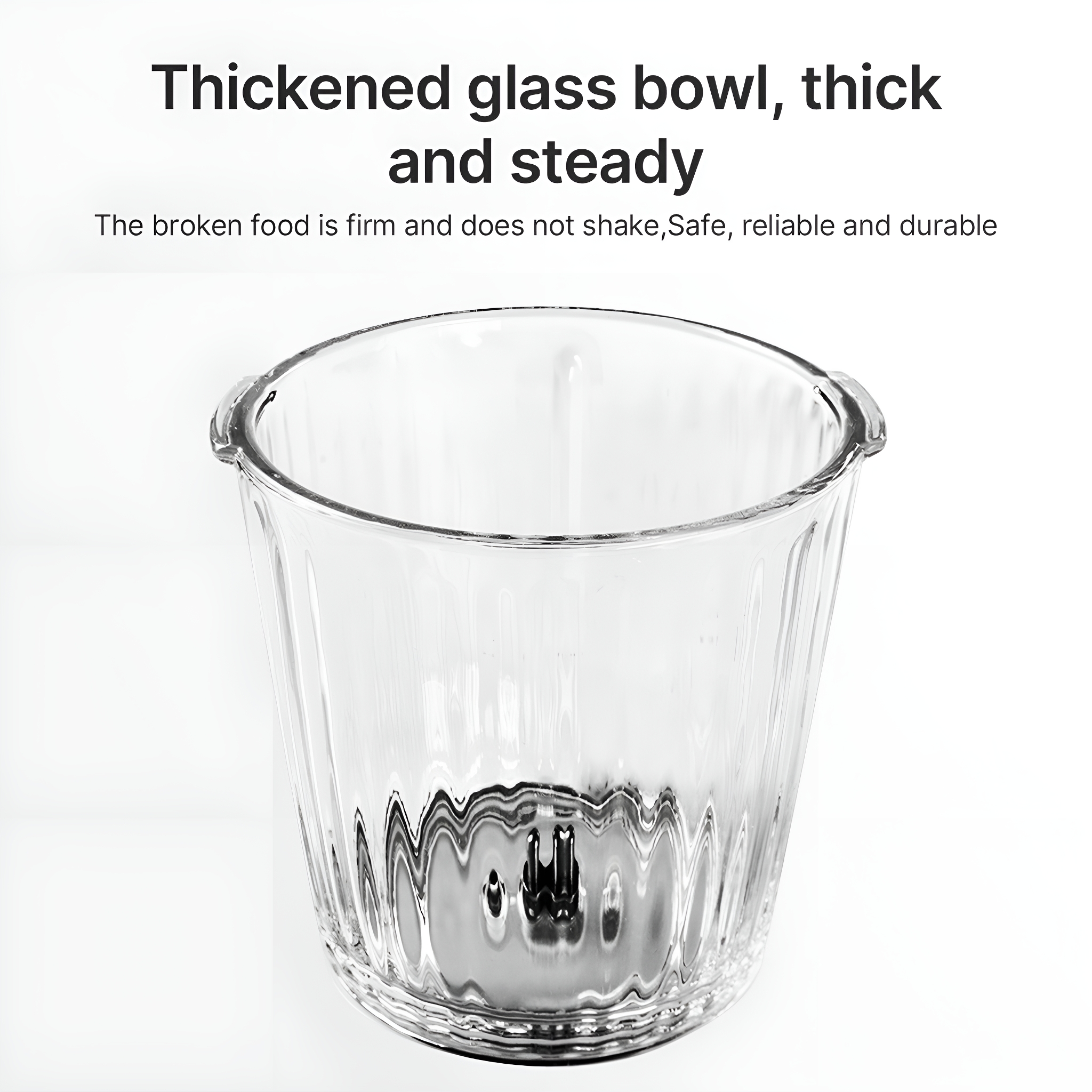 Klarer Glasbehälter mit silbernem Boden, vor weißem Hintergrund. Der Behälter hat vertikale Linien.