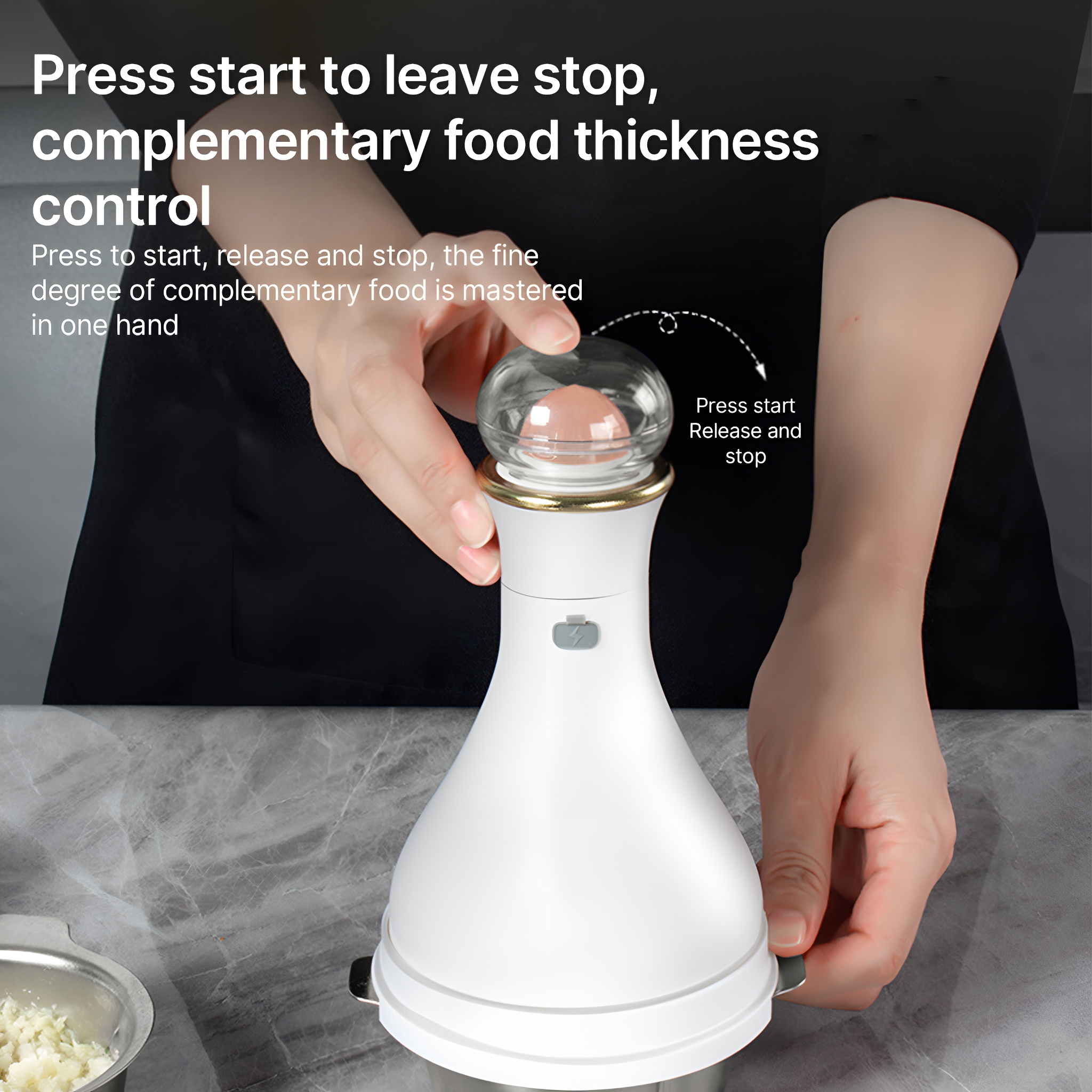 Ein weißer Foodprozessor mit transparentem Deckel. Eine Hand hält den oberen Teil, mit Text darauf.