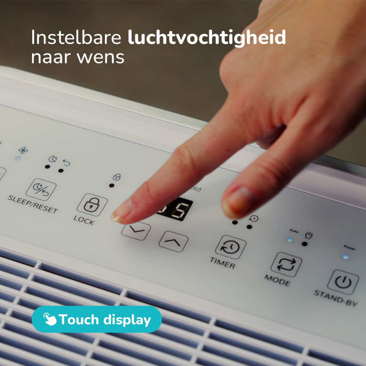 Eine Hand drückt die Verriegelungstaste auf einem weißen Bedienfeld mit Digitalanzeige.