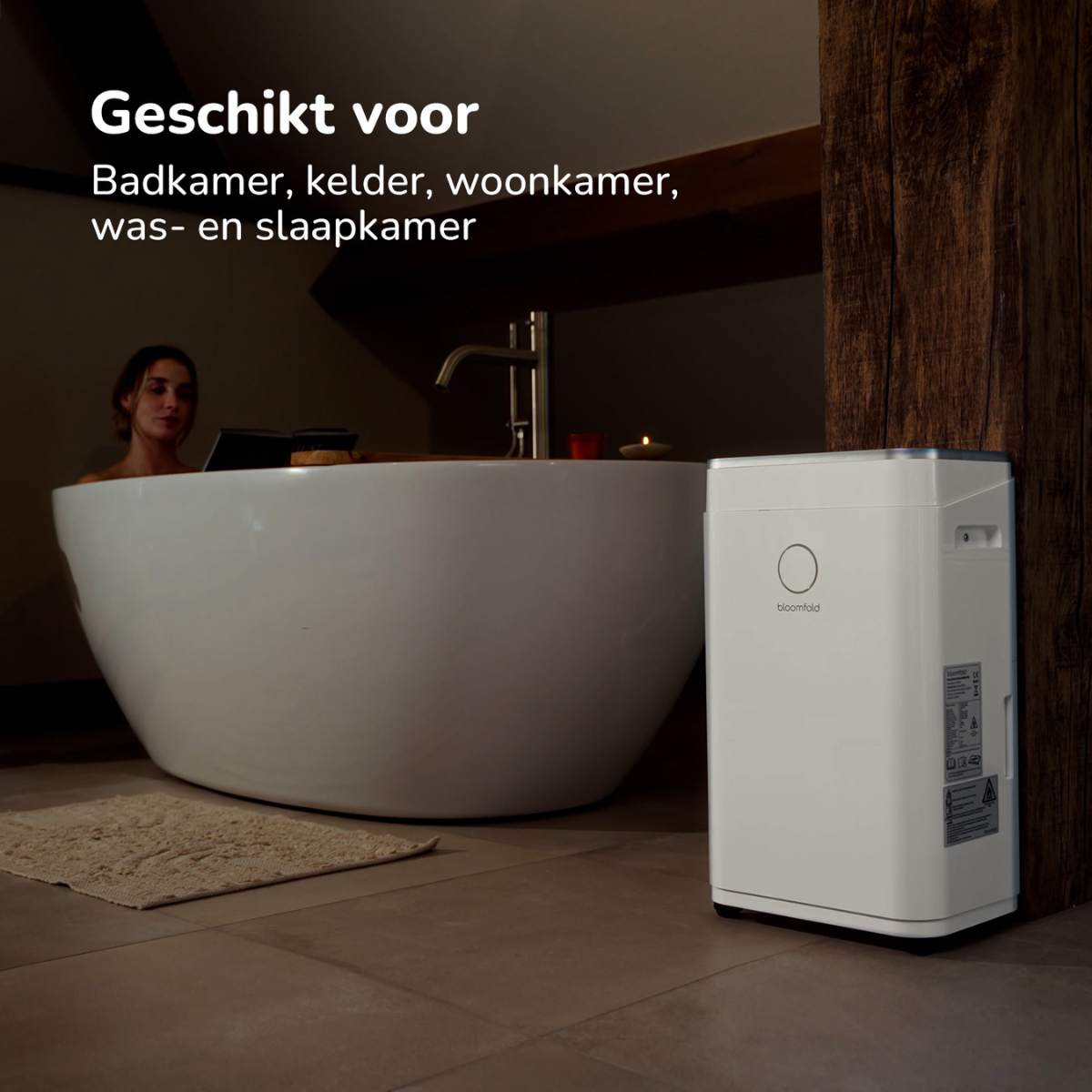 Eine Frau in einem Badezimmer mit einer weißen Badewanne und einem weißen Luftreiniger. Der Text sagt, es ist für mehrere Räume.