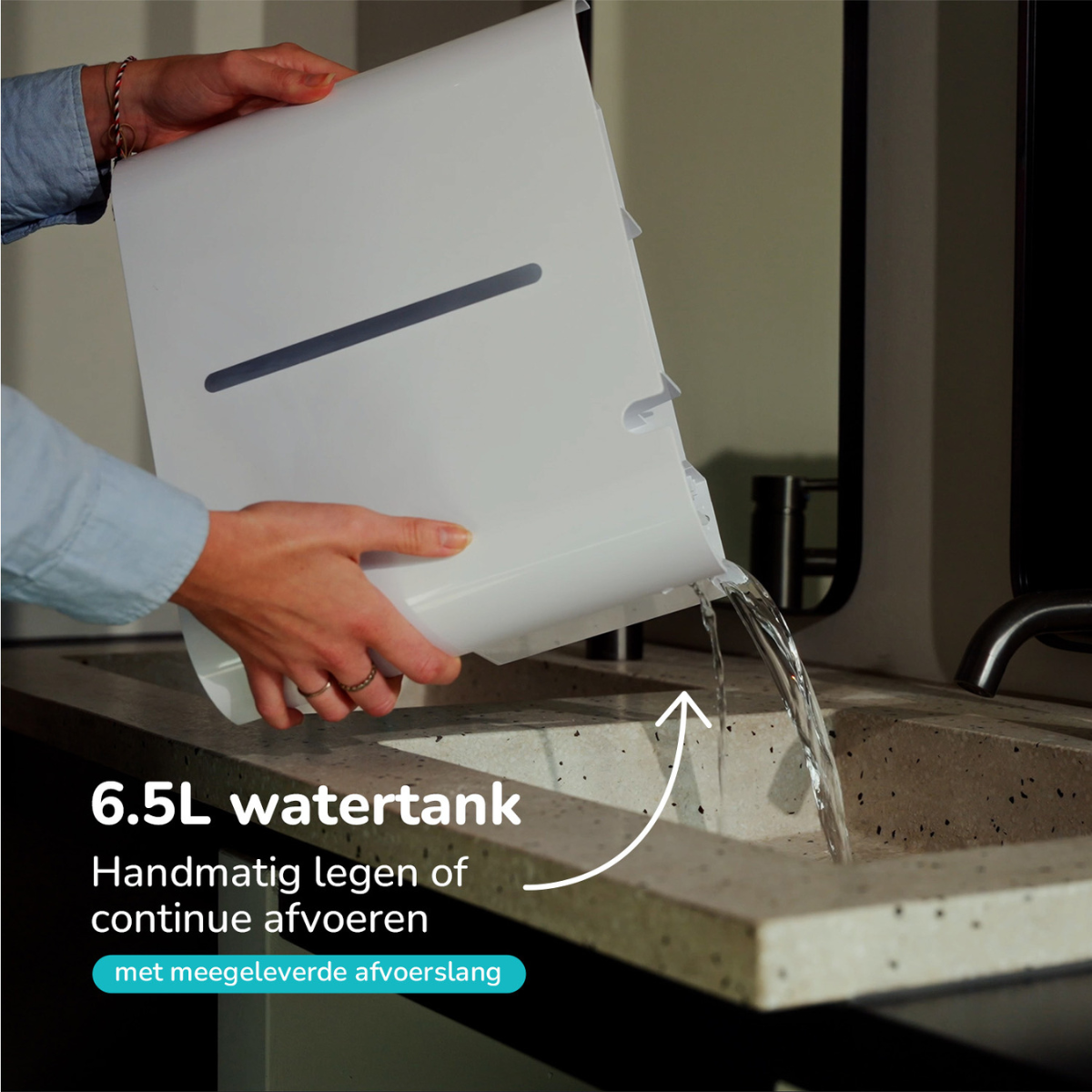 Eine Person gießt Wasser aus einem weißen Behälter in ein Waschbecken. Text zeigt 6,5L Wassertank.