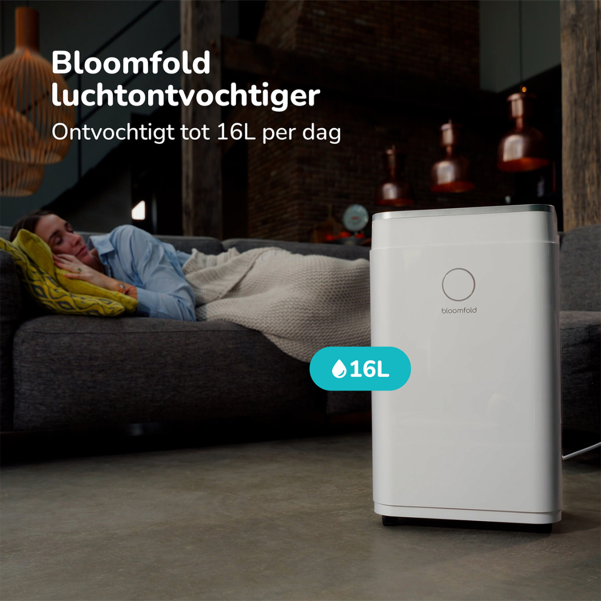 Weißer Luftentfeuchter mit Text neben einer Person auf dem Sofa.