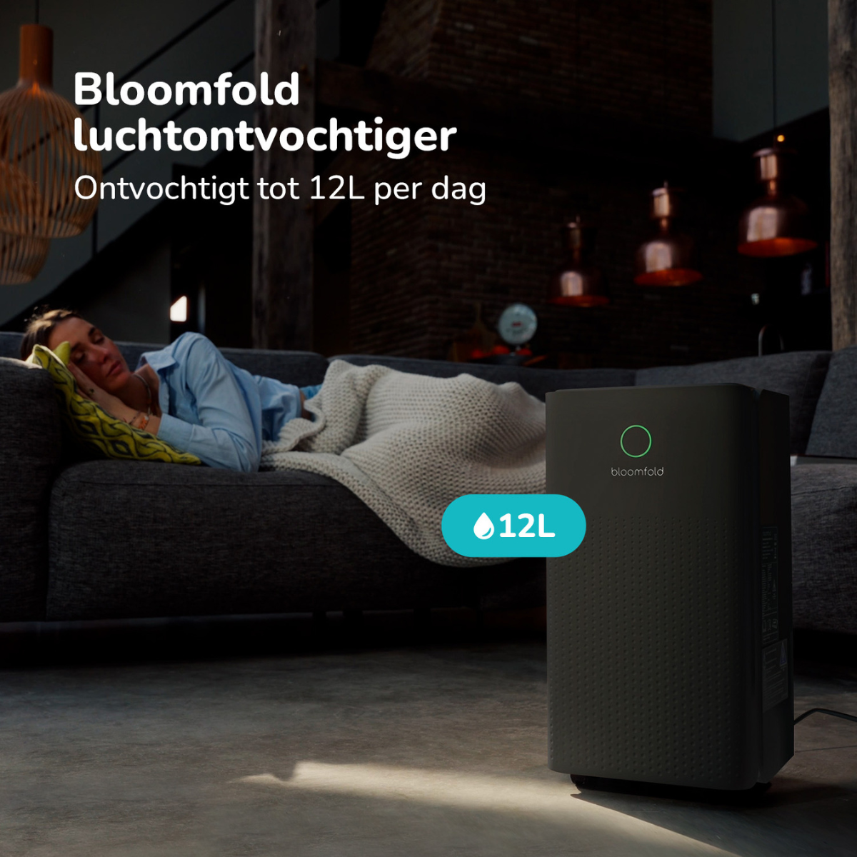 Eine Frau ruht auf einer Couch in der Nähe eines Luftreinigers. Text auf dem Reiniger: Bloomfold, 12L.