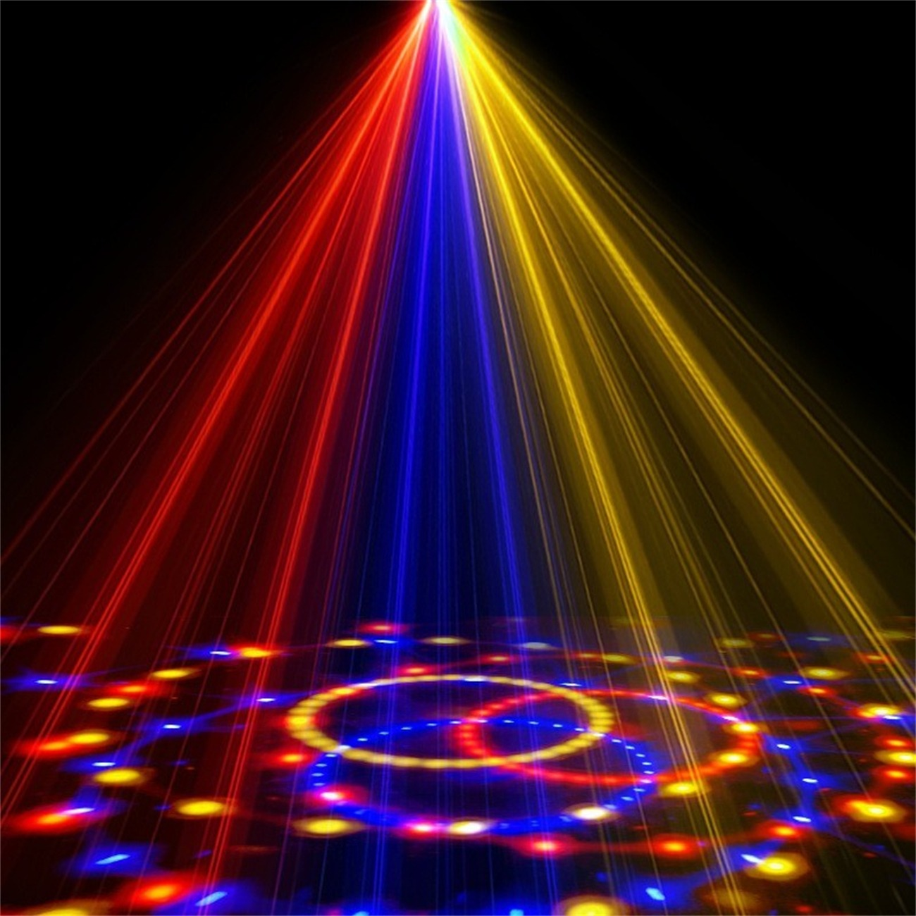 Ein Discokugel-Effekt mit roten, blauen und gelben Lichtstrahlen. Der Boden ist beleuchtet.