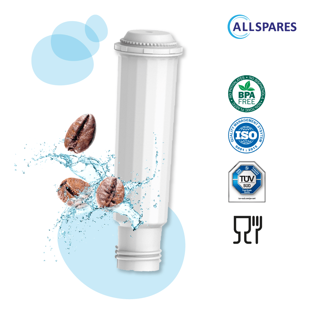 Ein weißer Wasserfilter mit Kaffeebohnen und Wasserspritzern. Logos und Text sind rechts.