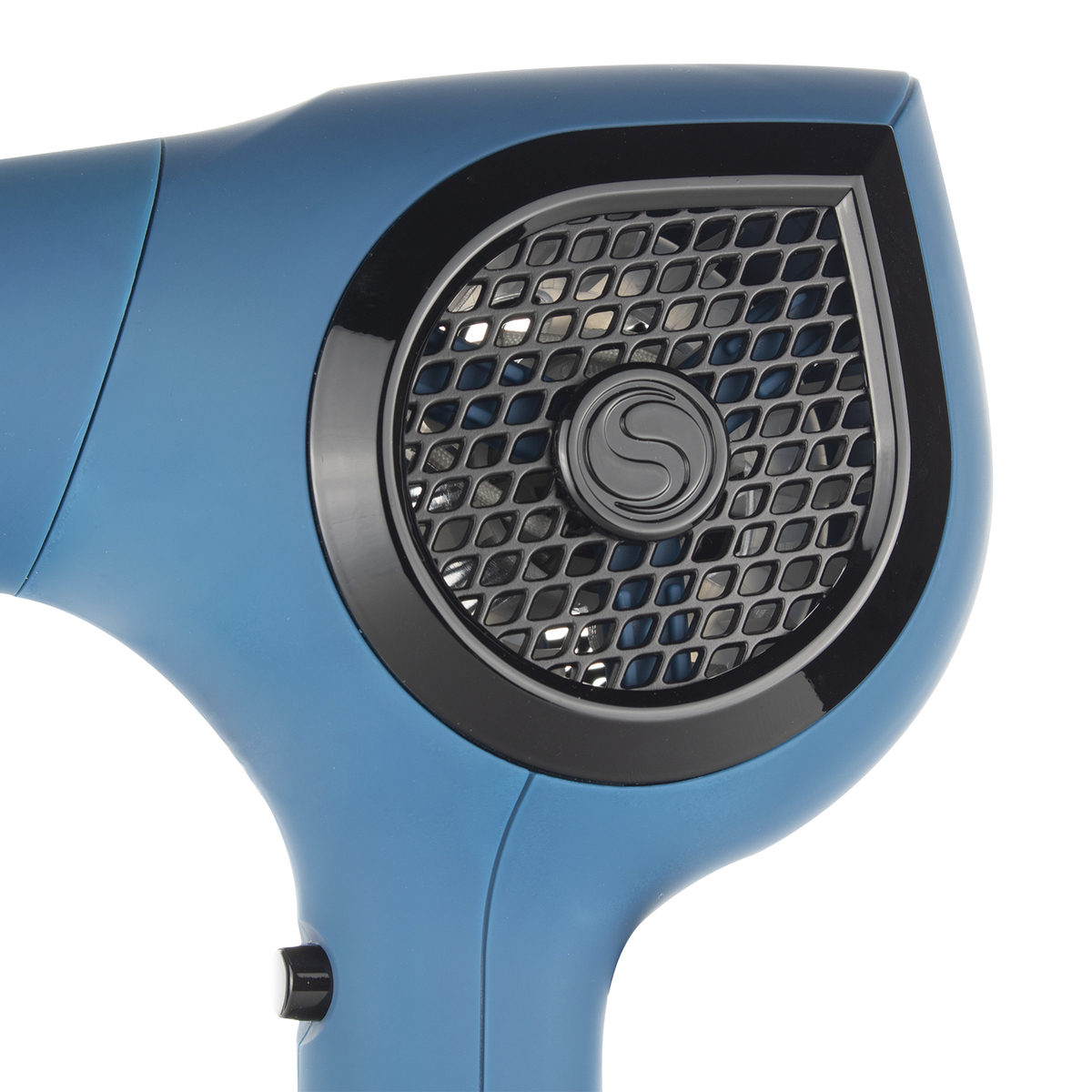 Zbliżenie na turkusową suszarkę do włosów z czarną kratką wlotu powietrza i czarnym uchwytem.