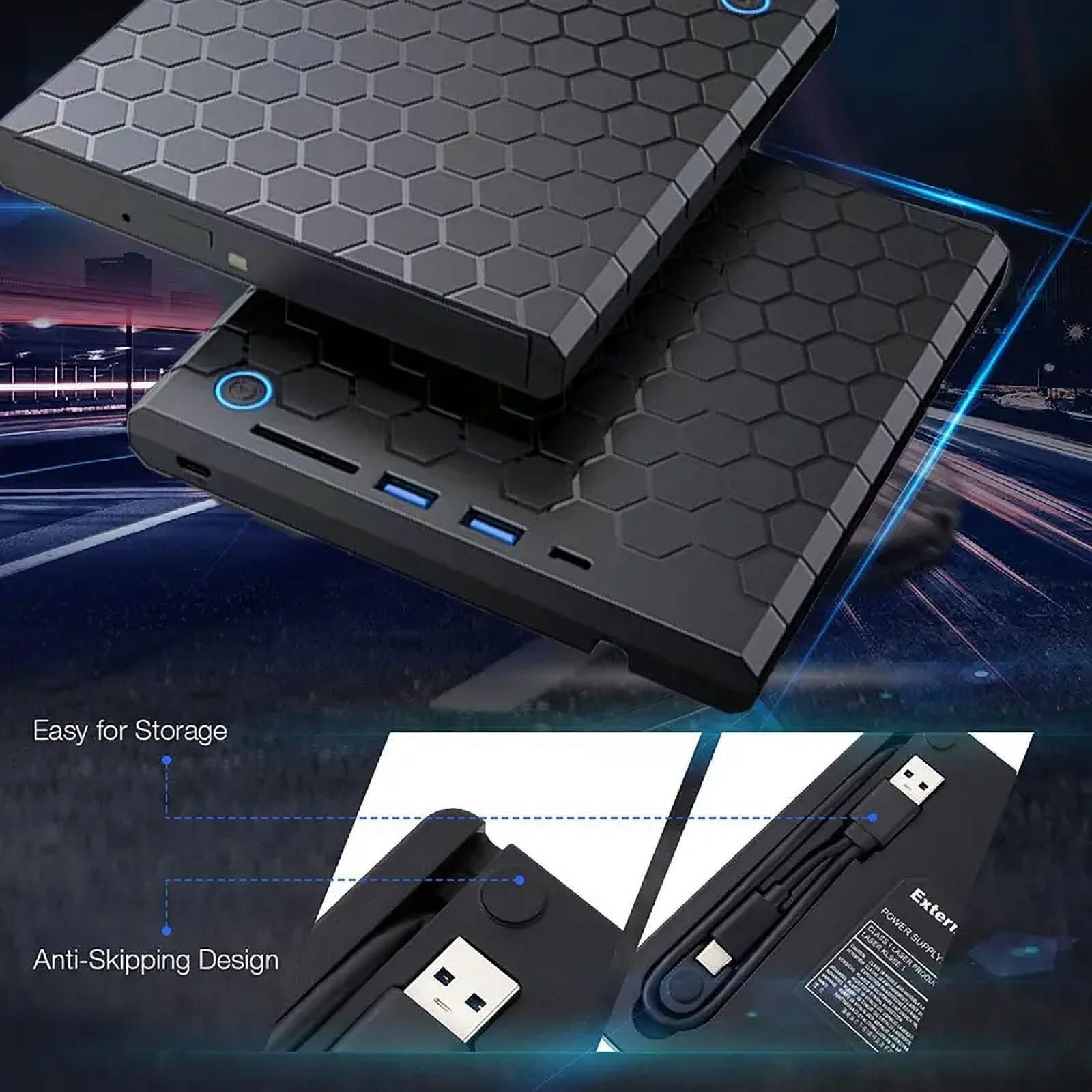 Zwei schwarze Powerbanks mit sechseckigem Muster, mit USB-Anschlüssen und einem USB-Kabel, beschriftet für die Aufbewahrung.