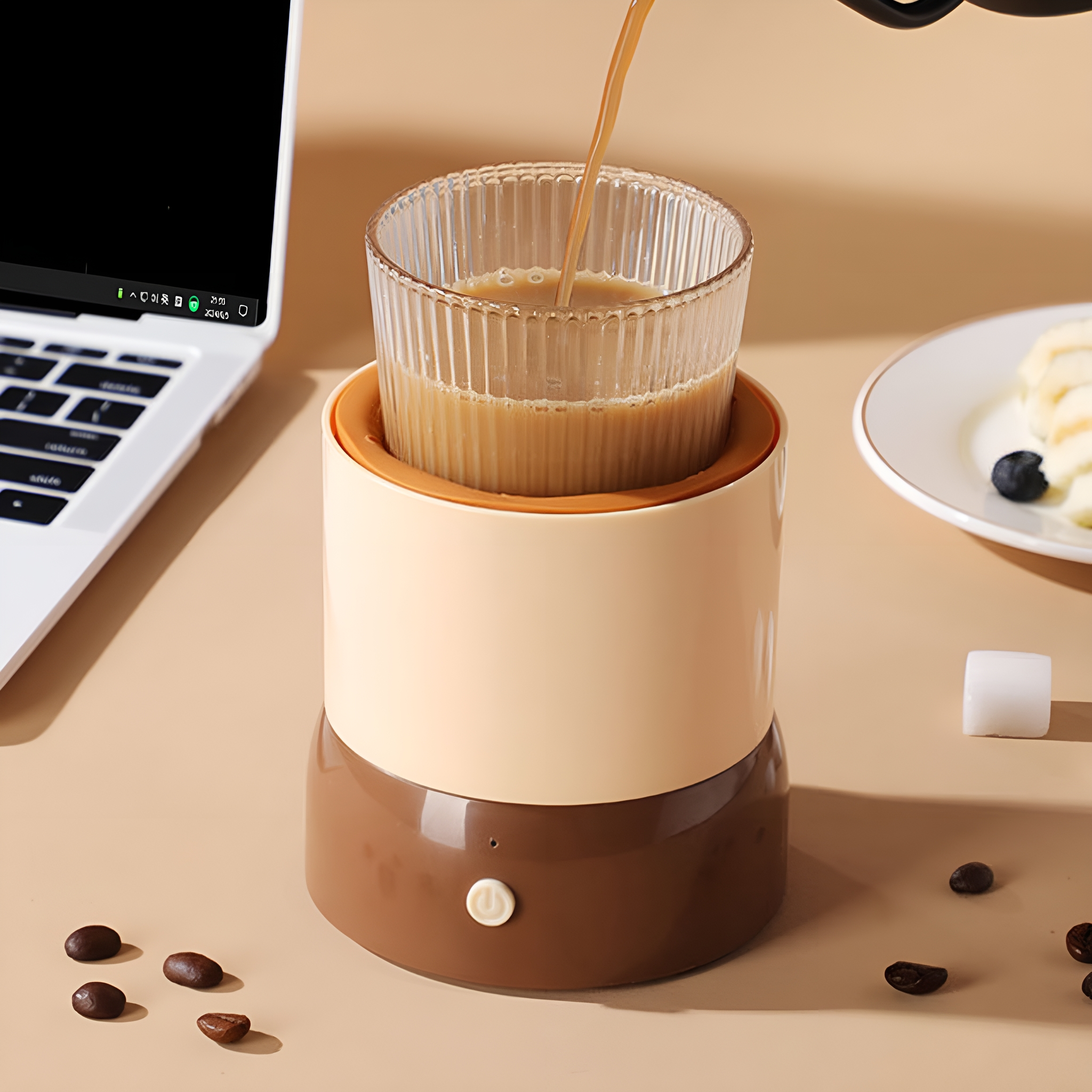 Kaffee wird in ein Glas in einem Wärmer auf einem Tisch gegossen.