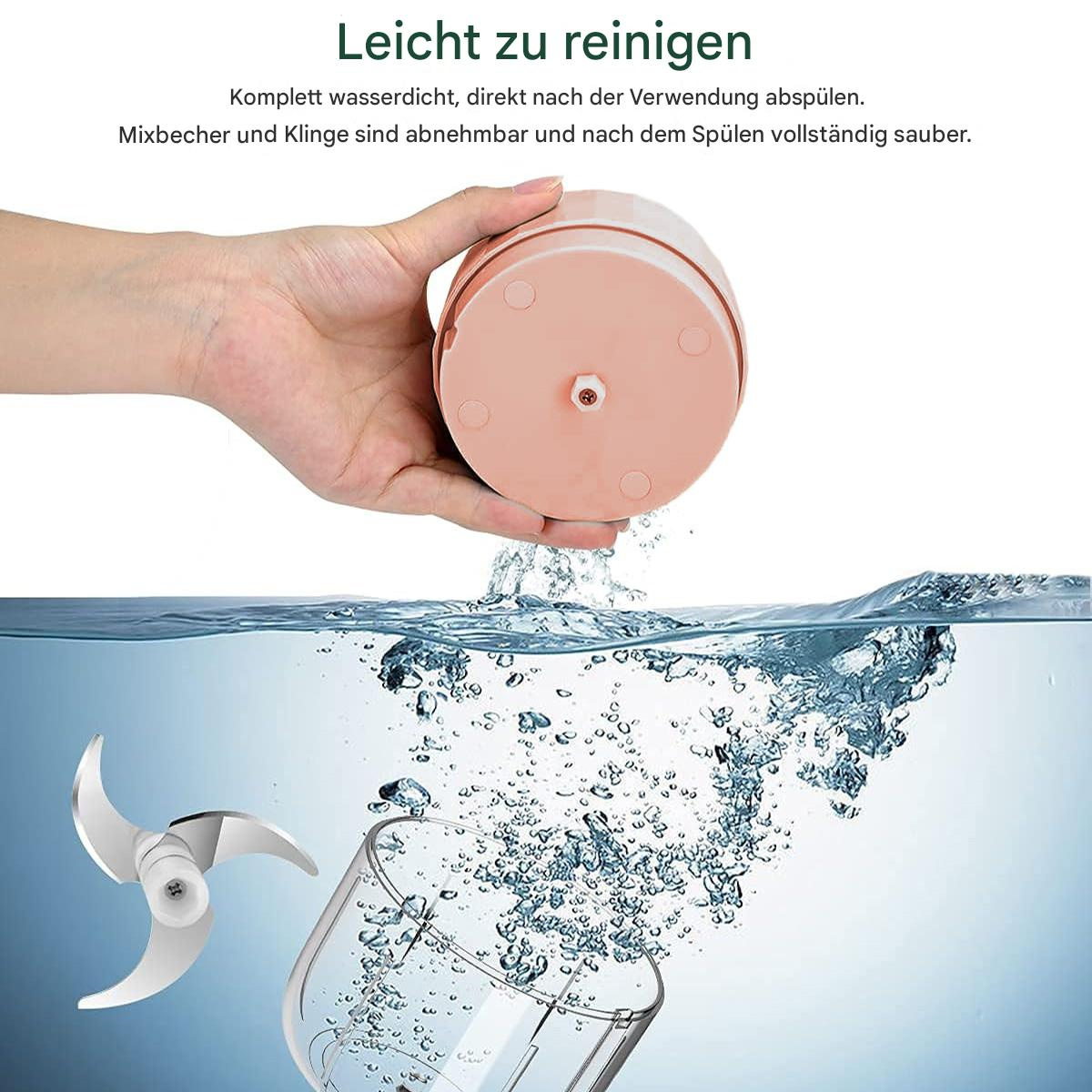 Ein kleiner rosa Küchenmixer wird gespült. Die Klingen und der Behälter sind im Wasser sichtbar.