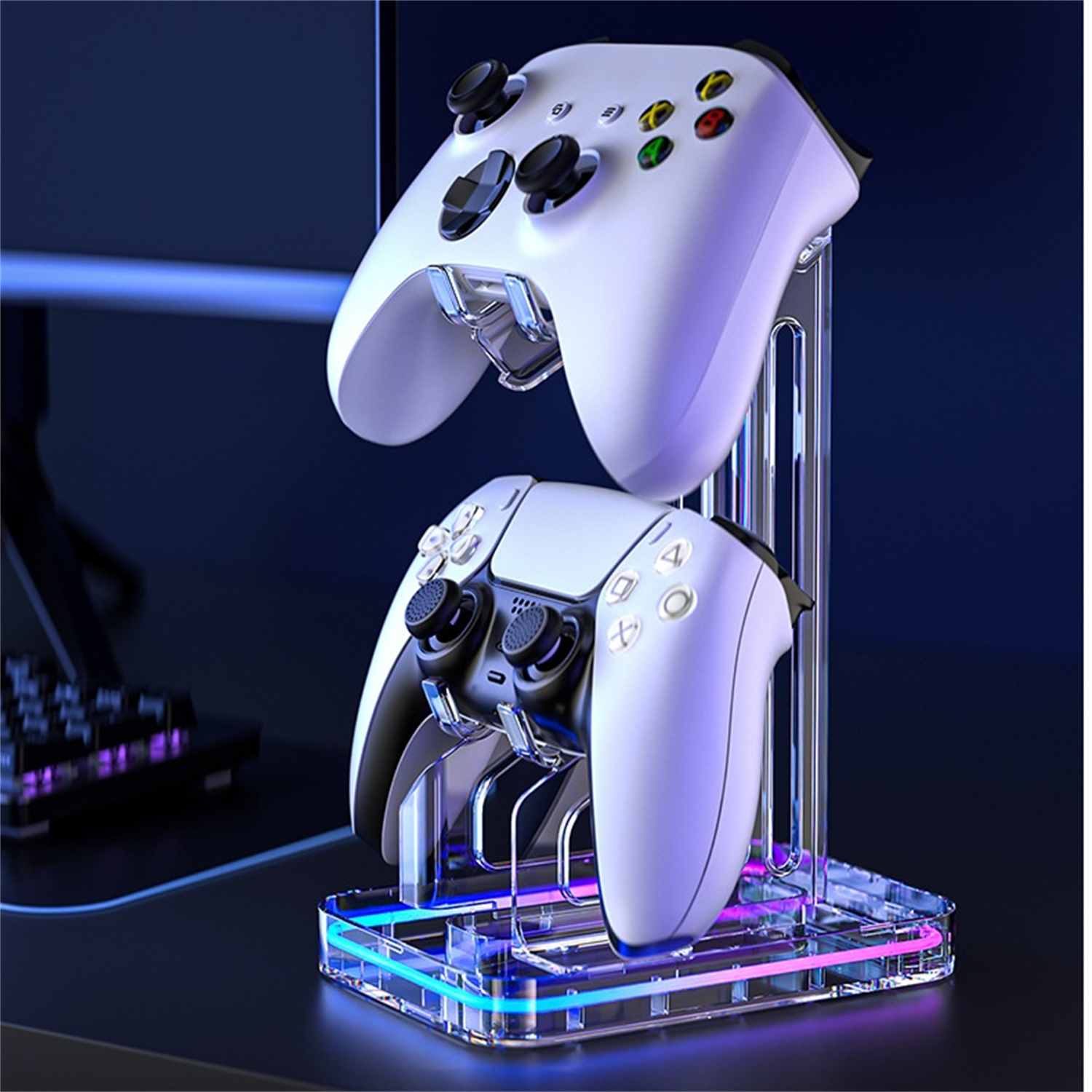 Weiße und schwarze Gamecontroller auf einem Ständer mit LED-Beleuchtung.