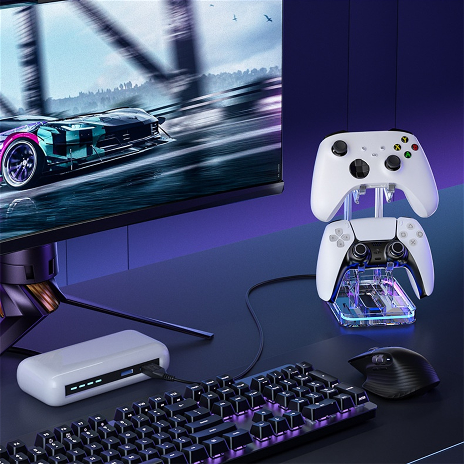 Ein Gaming-Setup mit Monitor, Controllern und Tastatur. Auf dem Bildschirm wird ein Autorennen-Spiel angezeigt.