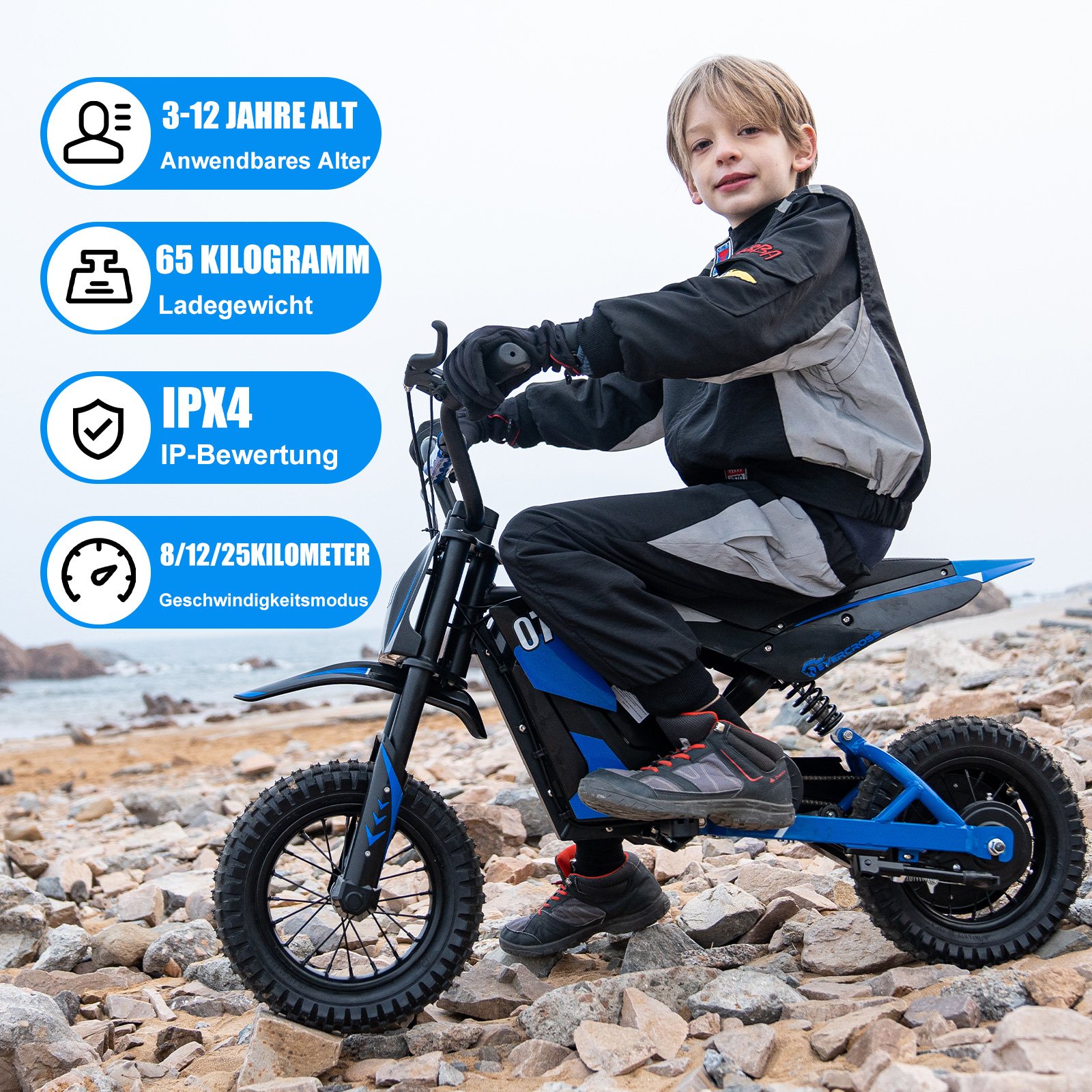 Ein kleiner Junge auf einem blau-schwarzen Elektro-Dirtbike. Textetiketten sind vorhanden.