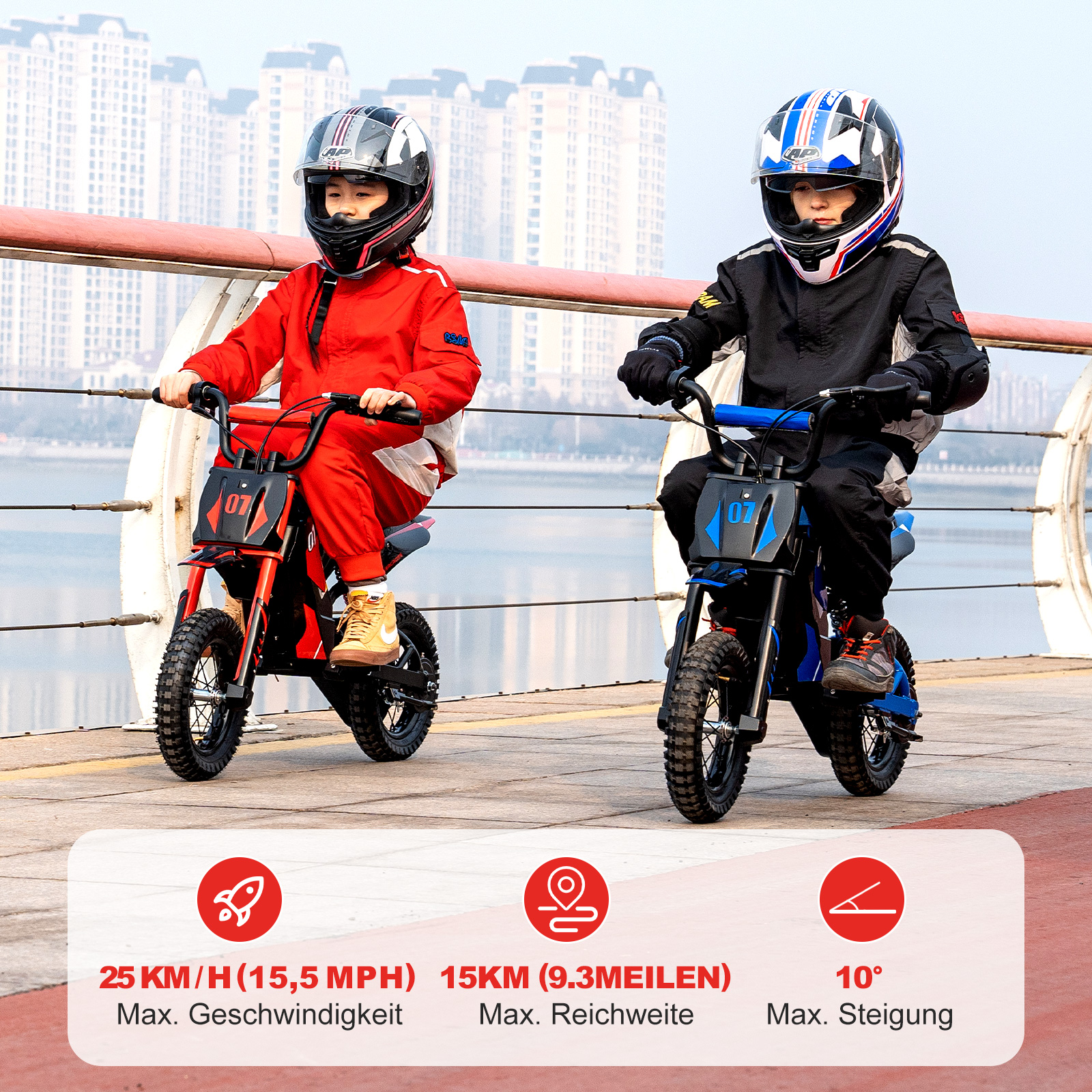 Zwei Kinder auf Mini-Motorrädern fahren auf einem Weg. Die Motorräder sind rot und blau. Der Hintergrund ist eine Stadtlandschaft.