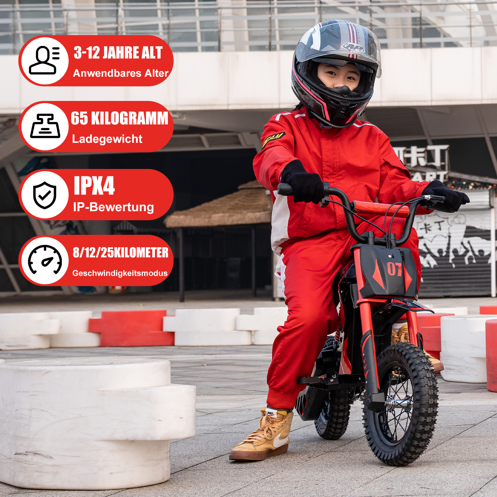 Ein Kind auf einem rot-schwarzen Elektromotorrad. Text zeigt Geschwindigkeits- und Gewichtsbeschränkungen. Hintergrund ist eine Straße.