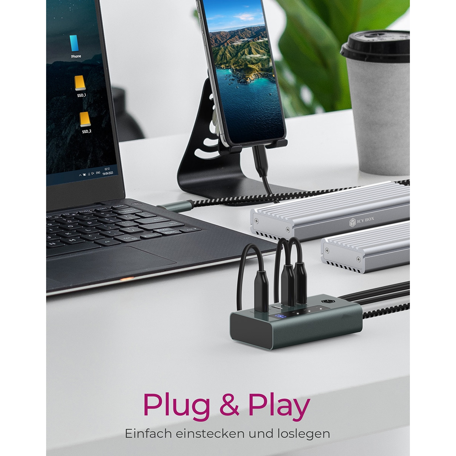 Una scrivania con un laptop, un telefono e una stazione di ricarica. Il testo 'Plug & Play' è visibile.
