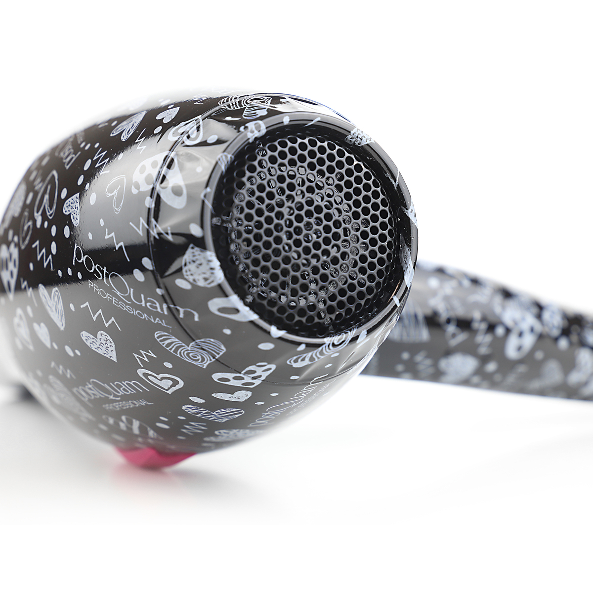 Zbliżenie czarno-białej głowicy suszarki do włosów z siatkową kratką.