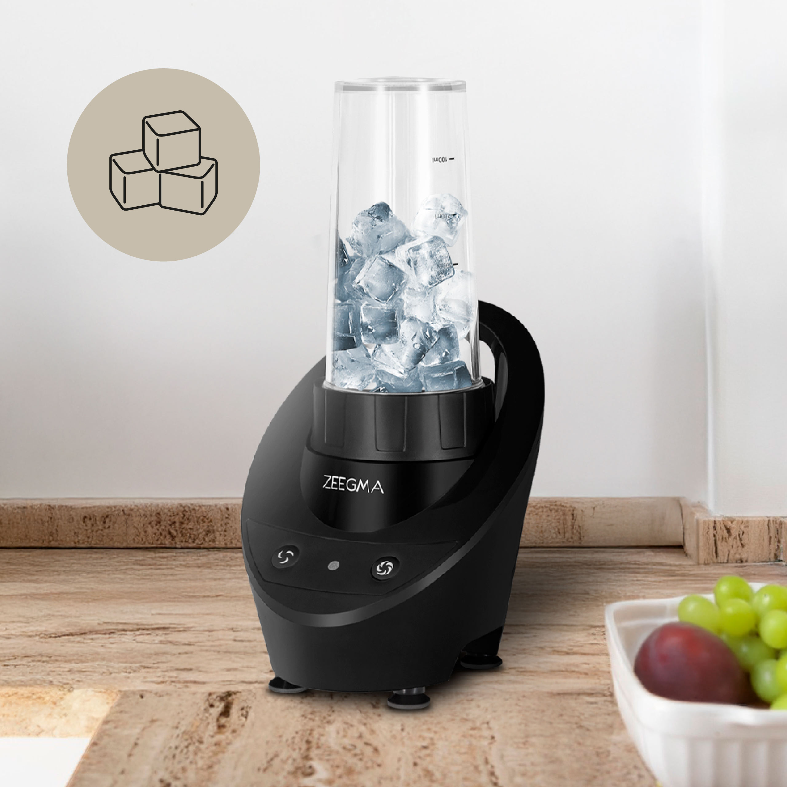 Czarny blender z kostkami lodu w środku, na drewnianym stole.