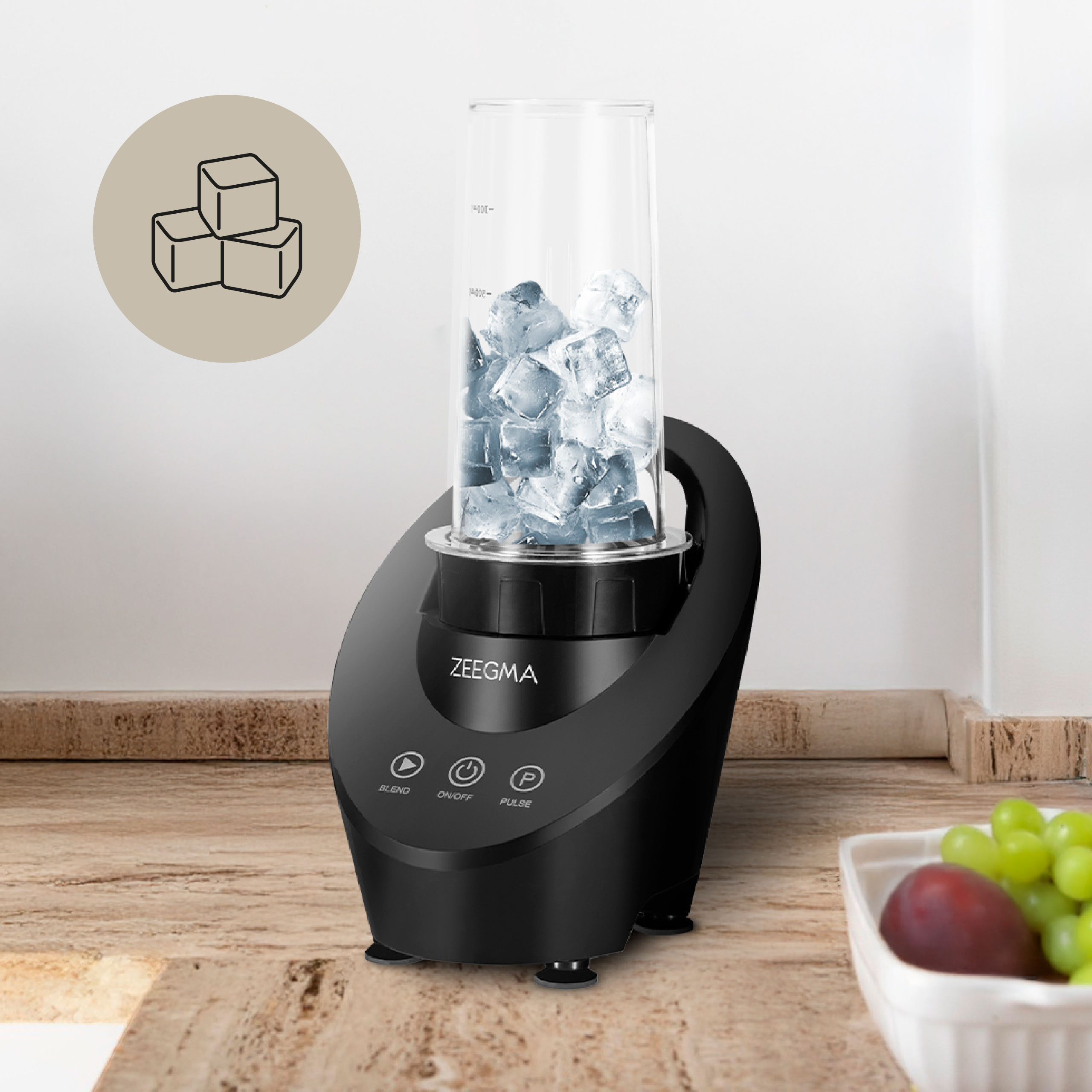 Czarny blender z kostkami lodu w szklance. Drewniany blat z owocami i ikoną kostek lodu.