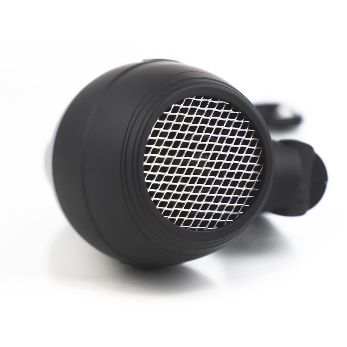Czarny głośnik z srebrną siatką z przodu. Białe tło.