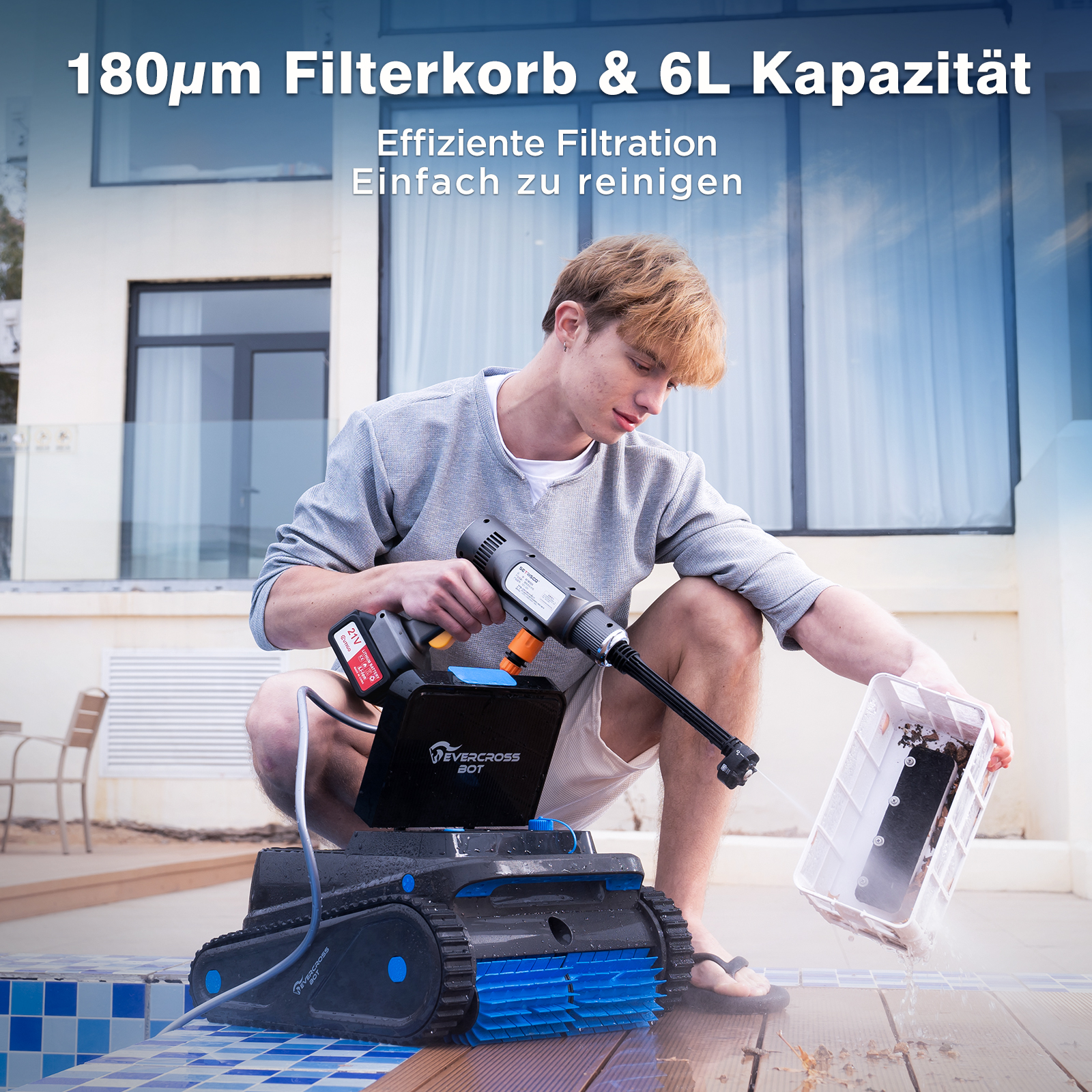 Ein Mann benutzt einen Poolreiniger-Roboter, Wasser ist im Pool. Text zur Filterkapazität.