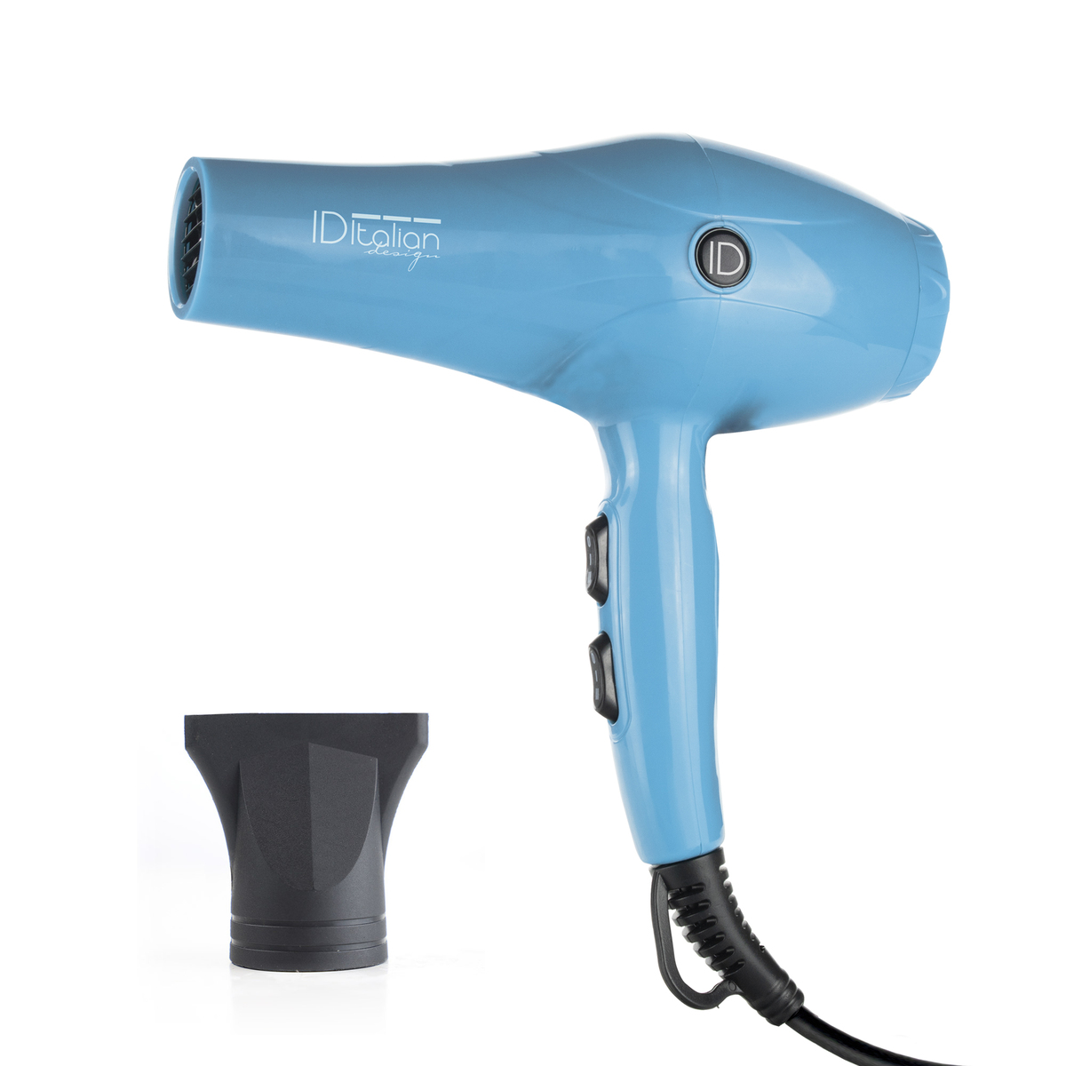 Jasnoniebieska suszarka do włosów z czarnymi akcentami i oddzielną dyszą na białym tle.