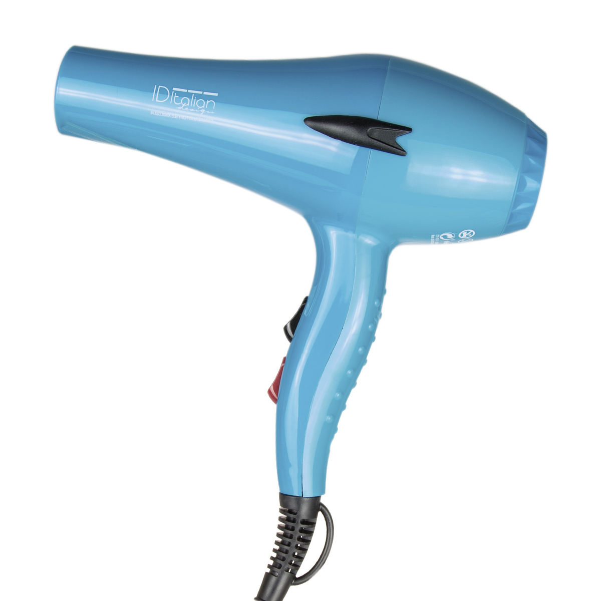 Niebieska suszarka do włosów na białym tle. Czarny uchwyt i czerwony przycisk włącz/wyłącz.