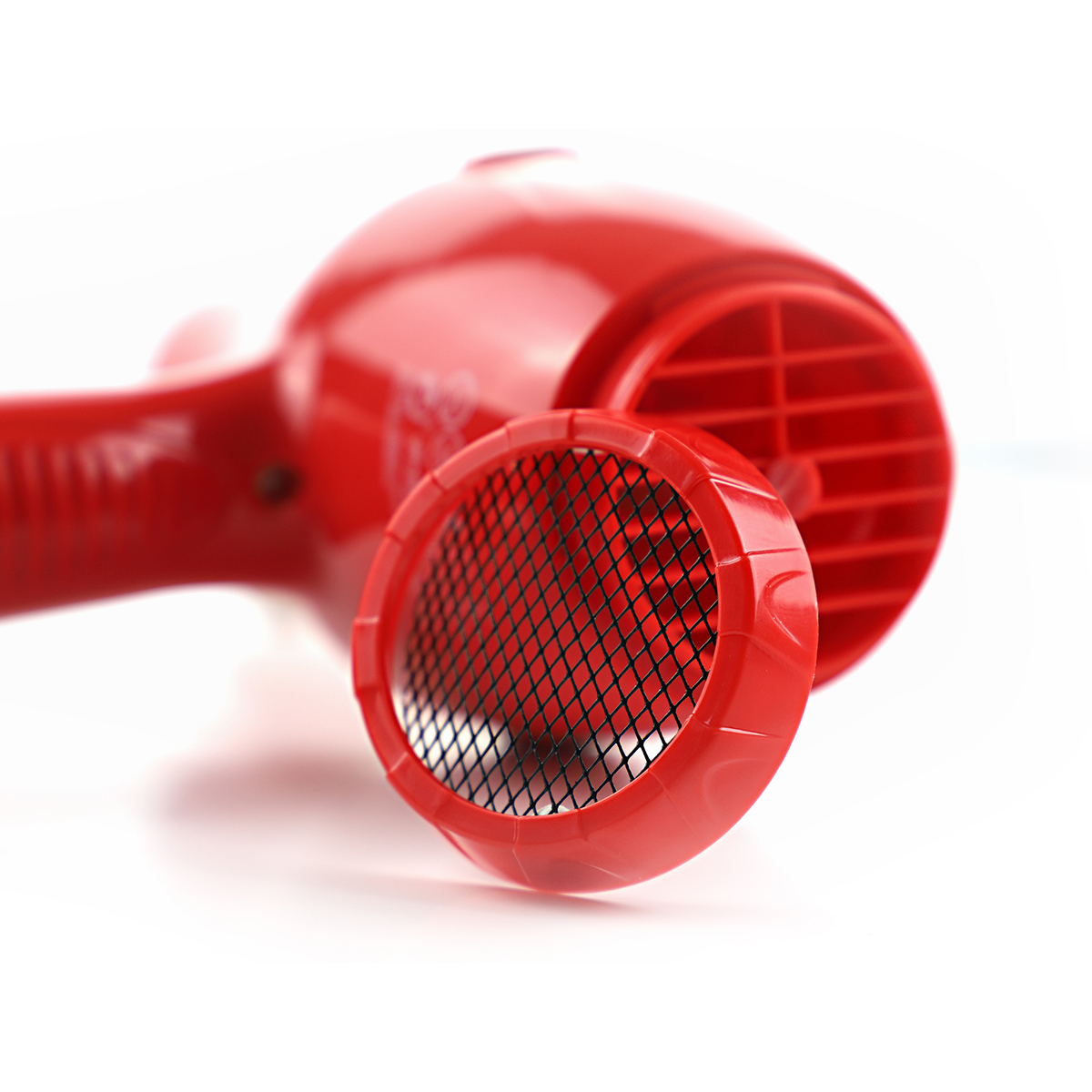 Czerwona suszarka do włosów, zbliżenie, z zdjętą przednią pokrywą, widoczny filtr siatkowy.
