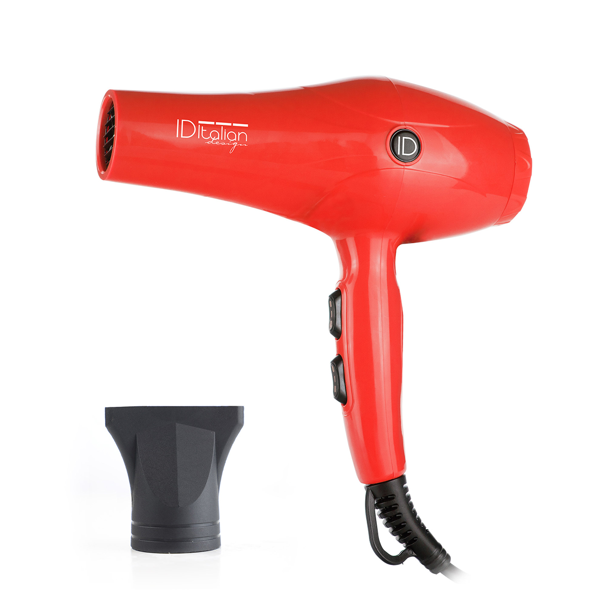 Czerwona suszarka do włosów z czarną dyszą, umieszczona na białym tle.